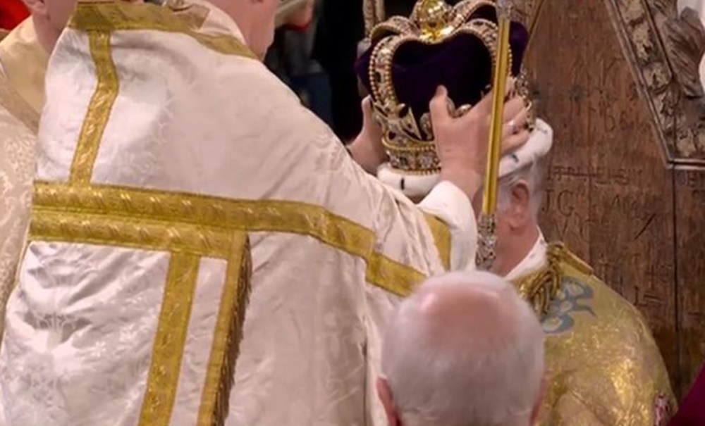 Βασιλιάς Κάρολος: Η στιγμή της στέψης (vids)
