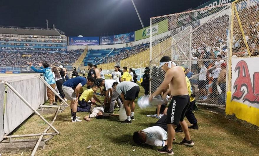 Τραγωδία στο Ελ Σαλβαδόρ: Οπαδοί ποδοπατήθηκαν-Εννέα νεκροί, δεκάδες τραυματίες (vid)