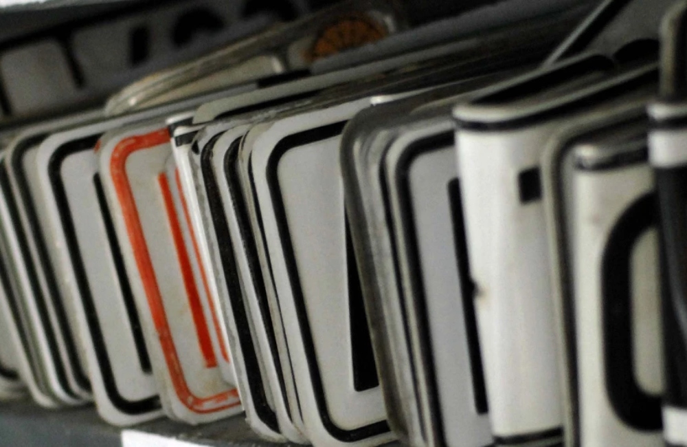 Ο Δήμος Θεσσαλονίκης επιστρέφει πινακίδες και διπλώματα