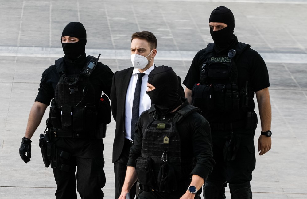 Πανελλαδικές: Ο Μπάμπης Αναγνωστόπουλος έγραψε για τη… βία κατά των γυναικών! (vid)