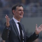 Ένταση στον πάγκο του Ολυμπιακού ανάμεσα σε Μπαρτζώκα και οπαδό του Παναθηναϊκού (vid)