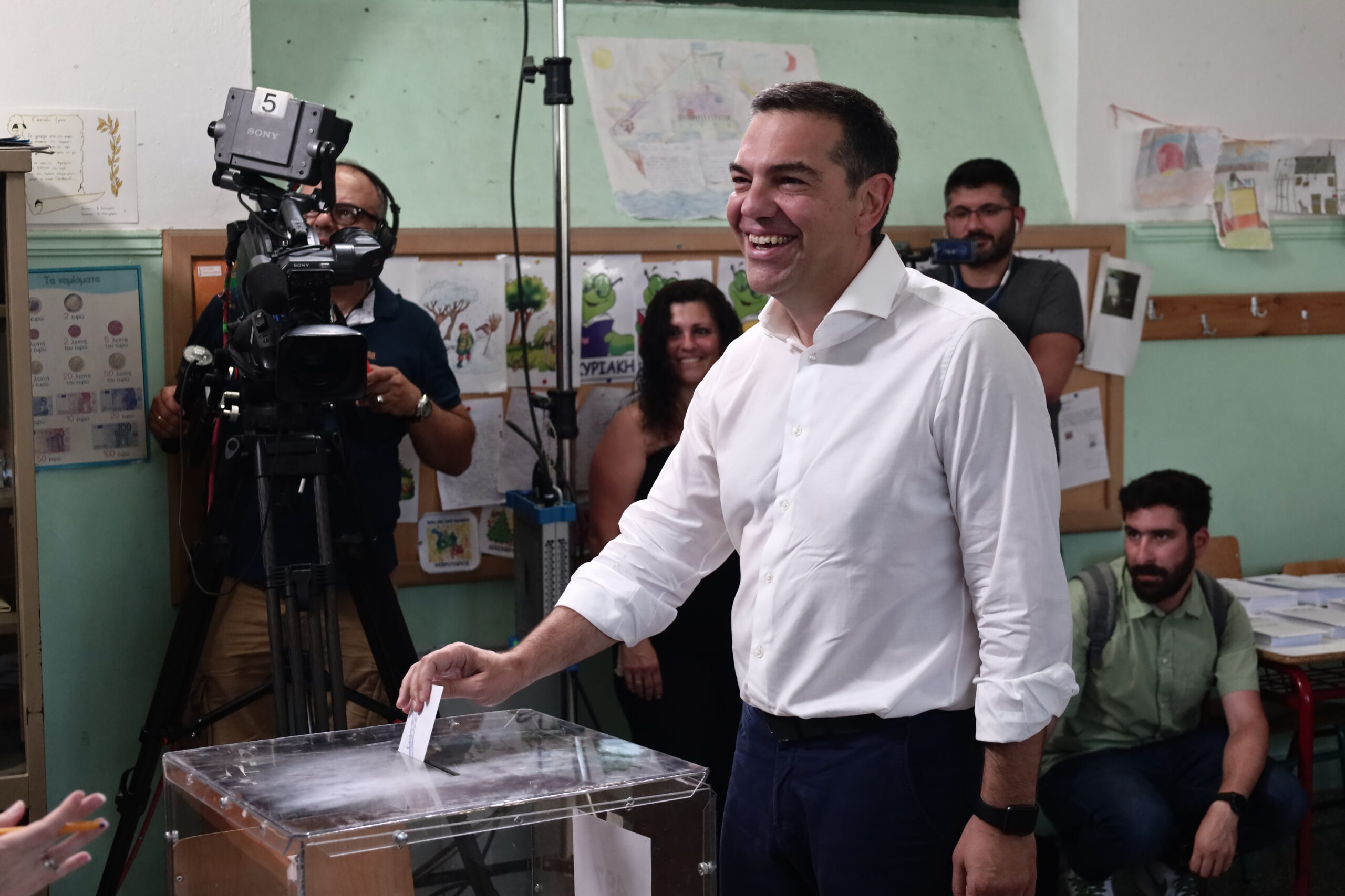 Ψήφισε ο Τσίπρας: “Ισχυρός ΣΥΡΙΖΑ σημαίνει ισχυρή κοινωνία” (vid)