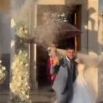 Εριχναν ρύζι σε ζευγάρι με φτυάρια πάνω από… εκσκαφέα (vid)