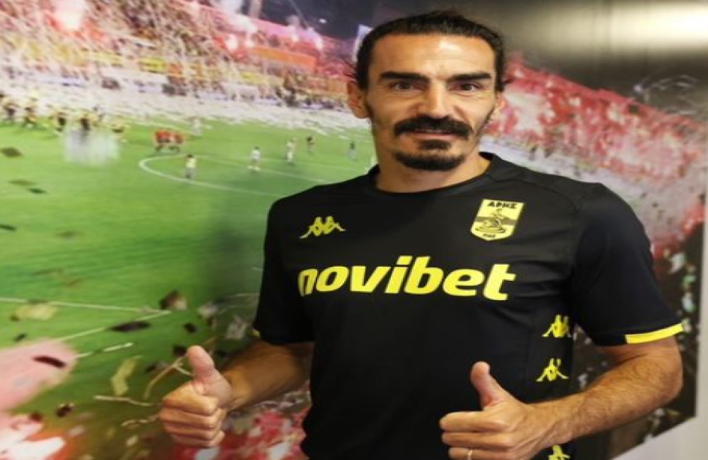 Ο Λάζαρος υπέγραψε… οικογενειακώς (pic)