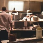 Αδιανόητη καταγγελία νεαρού μάγειρα:«Με έβαλαν σε δωμάτιο με ωμά κρέατα» (vid)