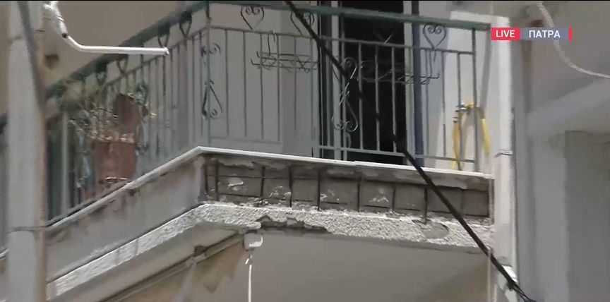 Κομμάτι μπαλκονιού έπεσε και έσπασε παρμπρίζ αυτοκινήτου (vid)
