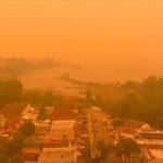 “Πνίγονται” στον καπνό οι ΗΠΑ – Πέντε φορές πάνω η ατμοσφαιρική ρύπανση για τους Αμερικανούς και Καναδούς πολίτες (vid)
