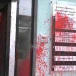 Θεσσαλονίκη: Αντιεξουσιαστές πέταξαν κόκκινες μπογιές στη διεύθυνση Αλλοδαπών και Μετανάστευσης (vid)