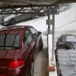 Θεσσαλονίκη: Αυτοκίνητο κατέληξε σε αυλή σπιτιού στο Ασβεστοχώρι (vid)