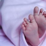 Θεσσαλονίκη: Μητέρα άφησε μόνο του στο σπίτι το μωρό της