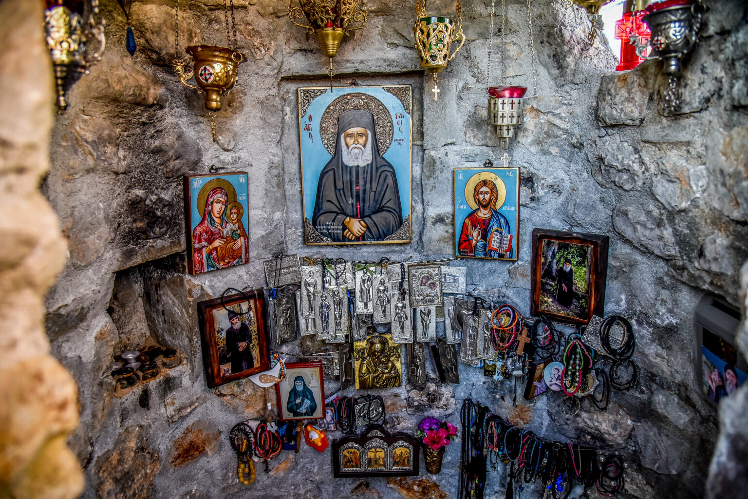 Πλήθος πιστών στον τάφο του Αγίου Παϊσίου (vid)