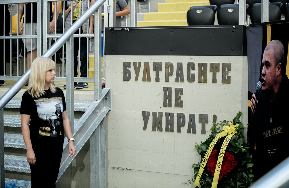 Στεφάνια από ΑΡΗ και Μπότεφ στο μνημείο του Τόσκο (vid+pics)