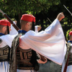 Καύσωνας Κλέων: Ακίνητοι παρά τις υψηλές θερμοκρασίες οι Εύζωνες (vid)