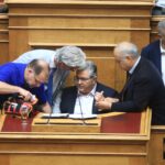 Παραλίγο να καταρρεύσει ο Δημήτρης Κουτσούμπας στη Βουλή