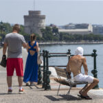 Καύσωνας: Αποπνικτική η ατμόσφαιρα σε Θεσσαλονίκη και άλλες πόλεις (vid)