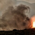 Μαίνεται η φωτιά στα Μέγαρα – Εντολή να απομακρυνθούν οι κάτοικοι (vid)