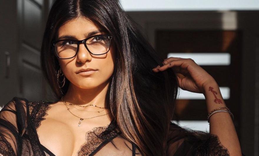 Mia Khalifa σε Arctic Monkeys: «Θυσιάστε με για τις προβολές