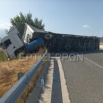Σέρρες: Ανατράπηκε τριαξονική νταλίκα στην Εγνατία Οδό (pic)
