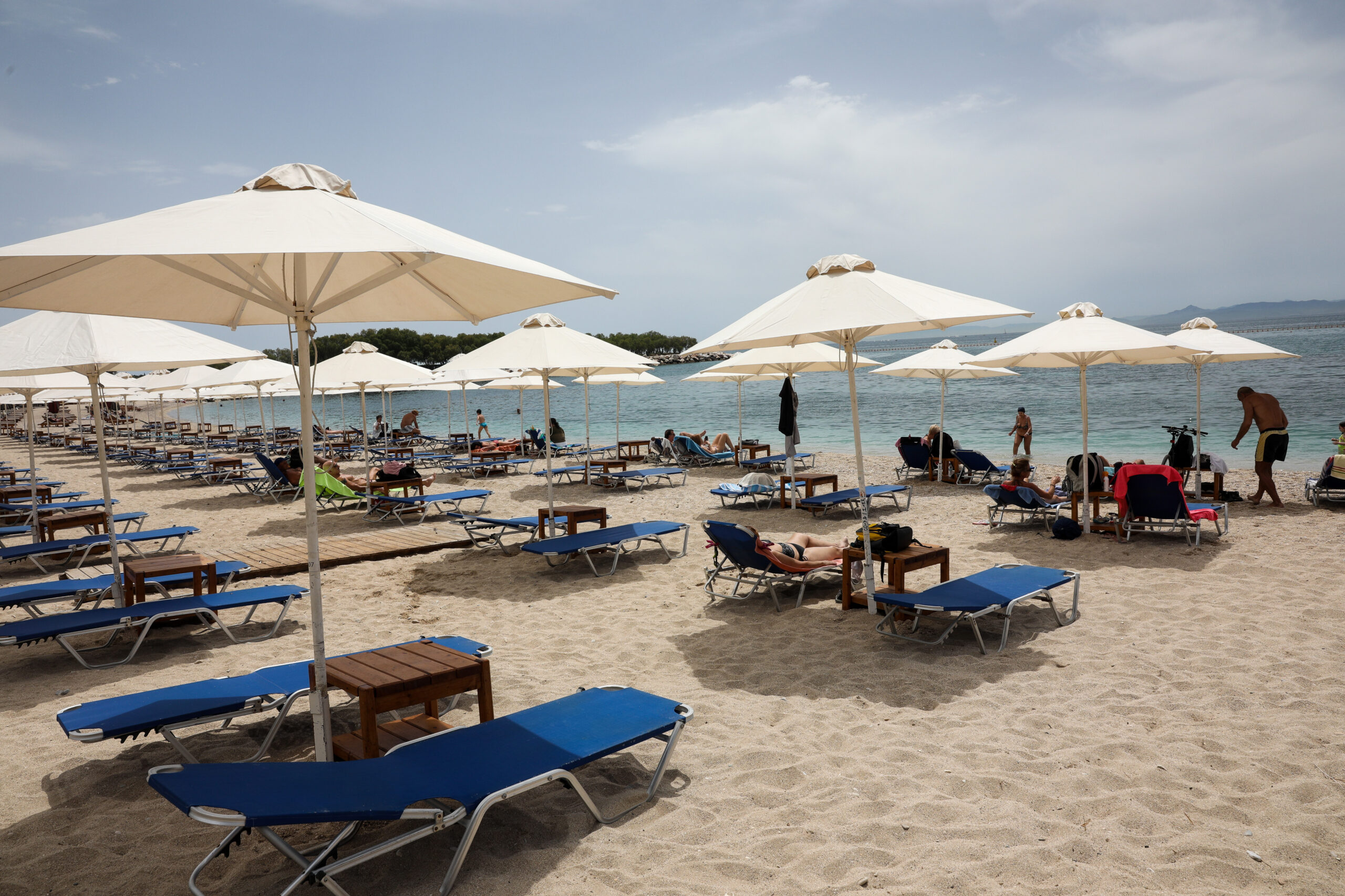 Θεσσαλονίκη: Τι απαντά ο υπεύθυνος του beach bar για την καταγγελία ότι απαγόρευσαν σε μητέρα να ταΐσει το παιδί της (vid)