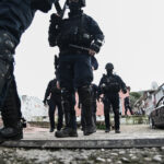 Αντιδράσεις με τους αστυνομικούς της ΟΠΚΕ που τους στέλνουν σπίτι για να… ξυριστούν (vid)