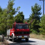 Βοιωτία: Η δραματική στιγμή που η φωτιά απειλεί δημοσιογράφους και αστυνομικούς! (vid)