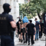 Νέα Φιλαδέλφεια: Ρόπαλα και στειλιάρι βρέθηκαν στο σπίτι του Έλληνα οπαδού – H ανακοίνωση της ΕΛ.ΑΣ (vid)