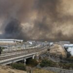 Φωτιά στον Ασπρόπυργο: Άγνωστοι επιτέθηκαν και τραυμάτισαν αστυνομικούς την ώρα της πυρκαγιάς