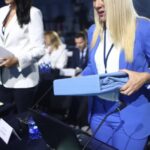 Μοίραζαν γάντια και κουβέρτες στη συνέντευξη Τύπου του Μητσοτάκη