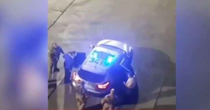 Τραγωδία στον Πειραιά: Η στιγμή της σύλληψης του καπετάνιου και των μελών του πληρώματος (vid)