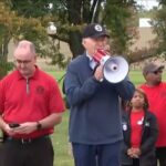 Ο Μπάιντεν σε ρόλο… διαδηλωτή – Με ντουντούκα στηρίζει άνεργους (vid)