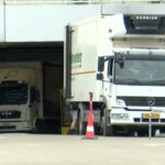 Φορτηγά και αυτοκίνητα μεταφέρουν εξοπλισμό από το ΟΑΚΑ (vid)