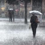 Θεσσαλονίκη: Παραλίγο τραγωδία στη Νεάπολη, γυναίκα παρασύρθηκε από χείμαρρο βροχής (vid)