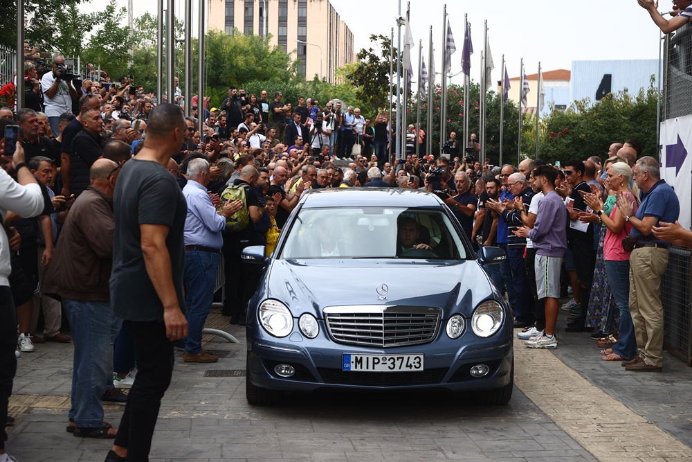 Ξέσπασαν σε λυγμούς Νίκος Γκάλης και Γιούλα Ιωαννίδη: “Απο ‘δω και πέρα, εμείς θα είμαστε οικογένεια σου” (vid)