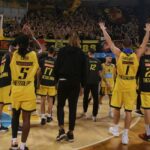 Η τρομερή ατμόσφαιρα των φίλων του ΑΡΗ στο τέλος του παιχνιδιού (vid)