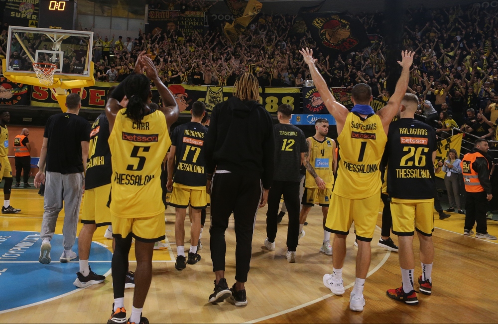 Η τρομερή ατμόσφαιρα των φίλων του ΑΡΗ στο τέλος του παιχνιδιού (vid)