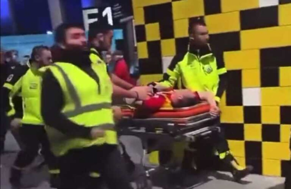 Πανηγύρισαν γκολ της ομάδας τους σε αντίπαλη έδρα κι έφυγαν με φορείο (vid)