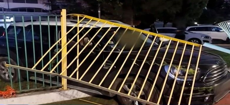 Αυτοκίνητο εισέβαλε σε παιδική χαρά που ήταν γεμάτη με παιδιά και γονείς (vid)