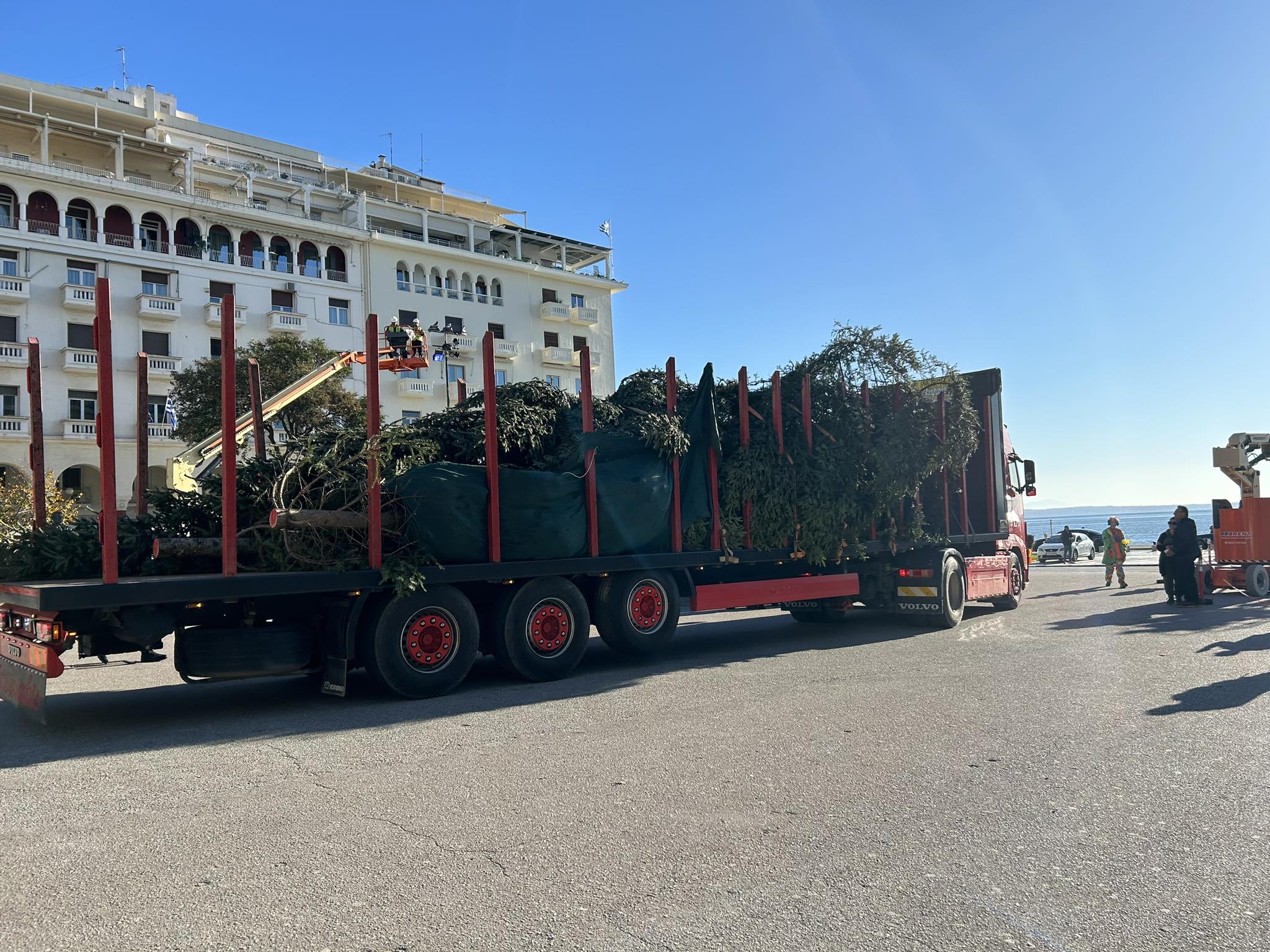 Στη Θεσσαλονίκη το Χριστουγεννιάτικο δέντρο (vids)