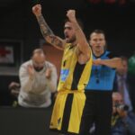 Το τεράστιο τρίποντο του Τολιόπουλου που έστειλε το παιχνίδι στην παράταση (vid)