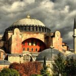 Η Αγία Σοφία κινδυνεύει – Σοβάδες από τον τρούλο έπεσαν πάνω σε προσκυνητές (vid)