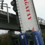 Τροχαίο-σοκ: Φορτηγό έπεσε από γέφυρα στην εξωτερική περιφερειακή οδό! (vid)