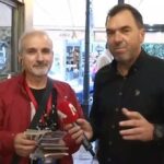 Θεσσαλονίκη: Λαχειοπώλης τραγουδά και πουλά λαχεία! (vid)