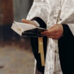 Ιερέας ξυλοκόπησε την παπαδιά μπροστά στα παιδιά τους και την έστειλε στο νοσοκομείο (vid)
