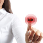 Panic button: Η εφαρμογή στα κινητά που σώζει θύματα ενδοοικογενειακής βίας (vid)