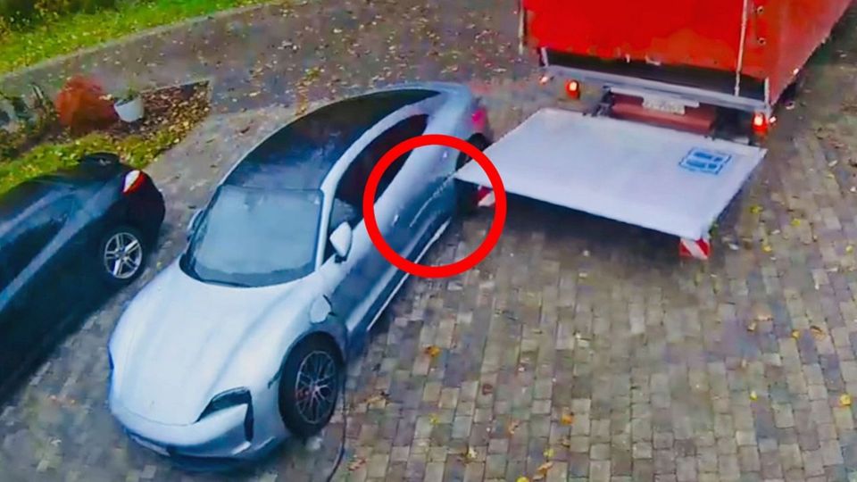 Φορτηγό… σακάτεψε παρκαρισμένη Πόρσε (vid)