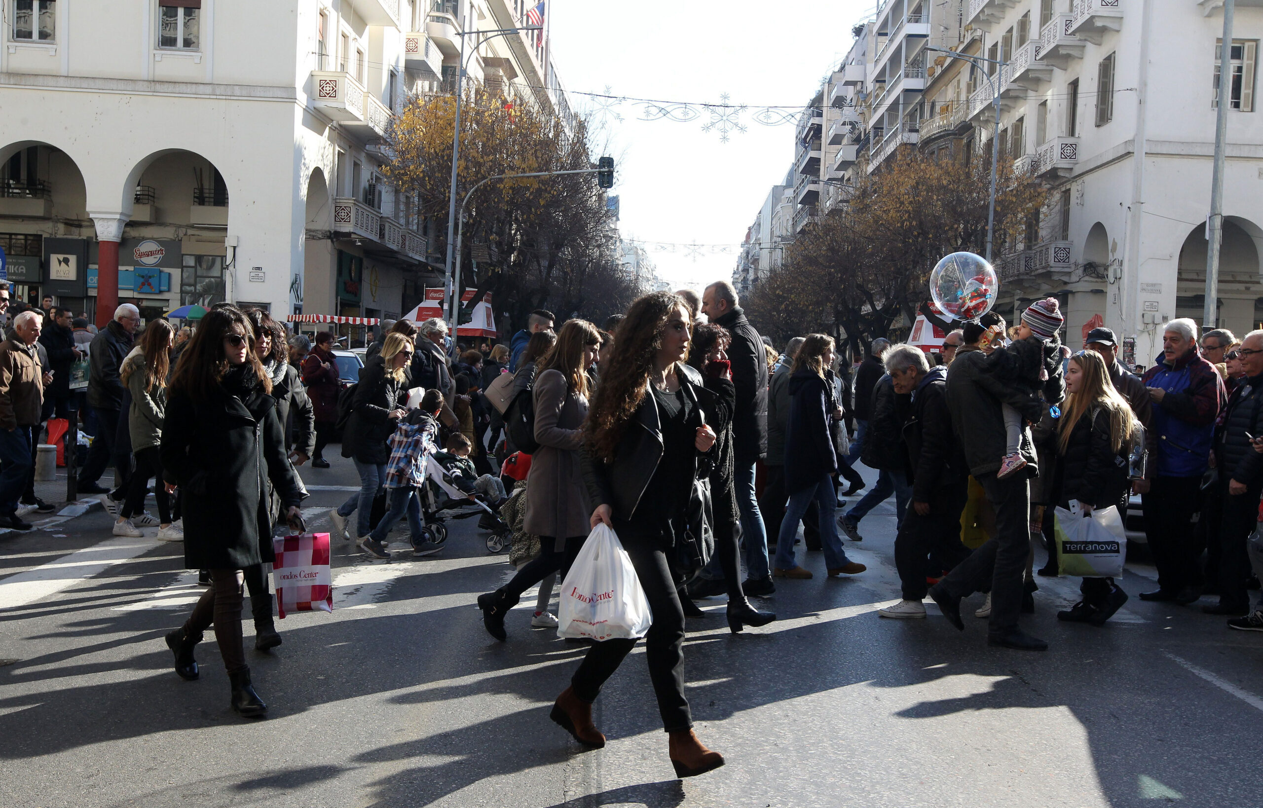 Θεσσαλονίκη: Χαμός στο κέντρο με τραγούδια και… ψησταριές! (vids)