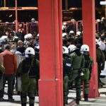 Οι καταθέσεις αδερφού και συντρόφου του 18χρονου που πέταξε τη φωτοβολίδα στον αστυνομικό
