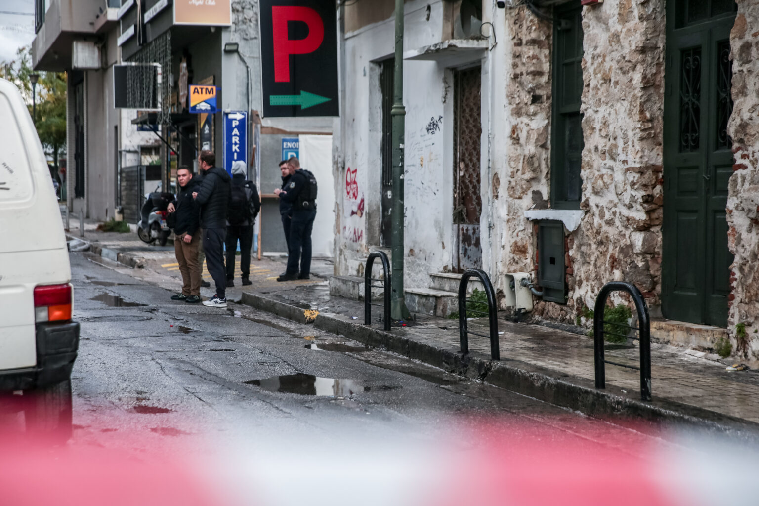 Νέο βίντεο από την επίθεση στο Γκάζι: Η στιγμή που ο καταζητούμενος τραβάει όπλο (vid)