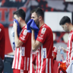 Εκκενώνεται το «Μελίνα Μερκούρη»: Τραυματισμός αστυνομικού από φωτοβολίδα (vid)