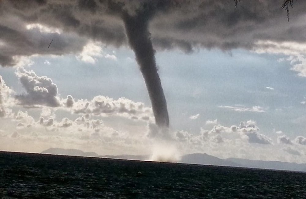 Ανεμοστρόβιλος ξήλωσε τη σκεπή σπιτιού στη Βάρη (vid)